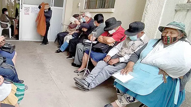 Afiliados a la CNS hacen fila en ese establecimiento. DICO SOLÍS