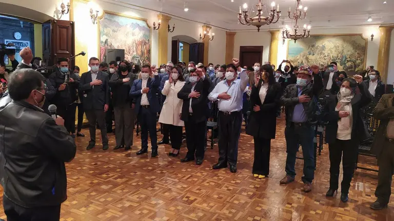 El Gobernador de Cochabamba posesiona a sus nuevos colaboradores. Dico Sol&iacute;s