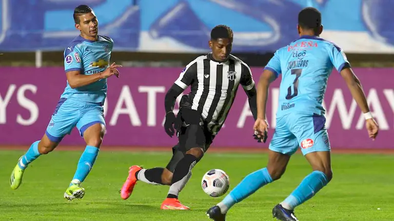 Jairo Quintero (d) de Bolívar disputa un balón con Yony González de Ceará, en el partido de la Copa Sudamericana entre Bolívar y Ceará en el estadio Hernando Siles en La Paz. EFE