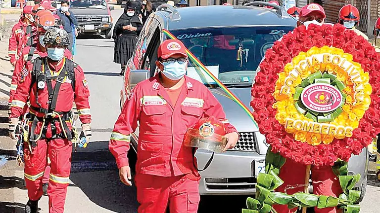 Una caravana de bomberos conduce al cementerio el féretro de Conciso Topoco. NOÉ PORTUGAL