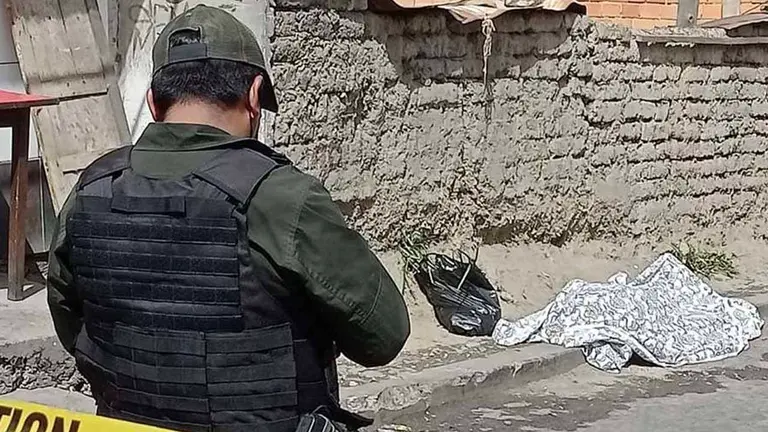 Policía realiza el levantamiento del cadáver de la joven que recibió dos disparos, en La Paz.  APG