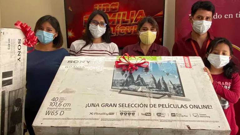 BISA Seguros hace entrega del premio ganador a &ldquo;Una Familia de Pel&iacute;cula&rdquo;.