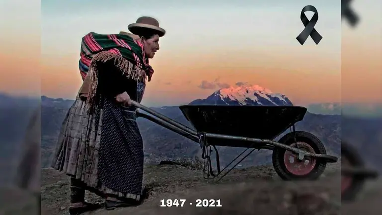 Valentina Mamani fotografiada en perspectiva con el Illimani en su carretilla. Foto Satori Gigie