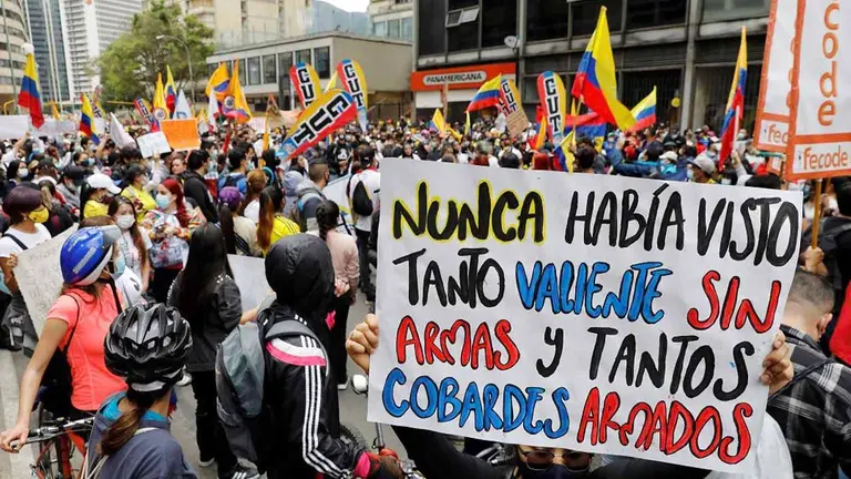 Manifestantes marchan por las calles durante una nueva jornada de protestas por un nuevo "paro nacional" convocado por los sindicatos y organizaciones sociales, que desde el pasado mi&eacute;rcoles movilizan a miles de personas en todo el pa&iacute;s en Bogot&aacute; (Colombia). EFE