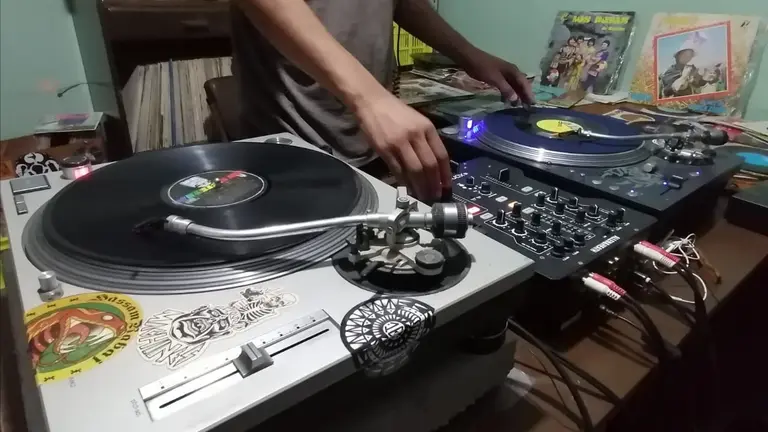 Imagen referencial sobre la reproducci&oacute;n de discos de vinilo. OPINI&Oacute;N
