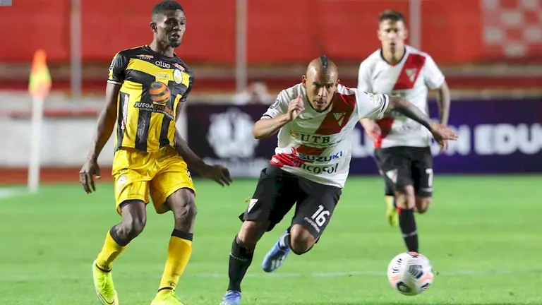 Marcos Ovejero (d) de Always Ready disputa un balón con José Granados de Táchira, en un partido de la Copa Libertadores entre Always Ready y Deportivo Táchira en La Paz. EFE
