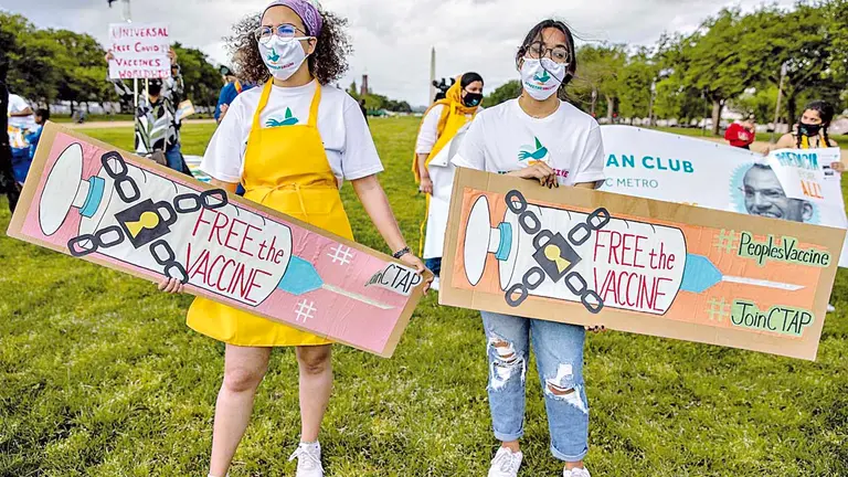 Activistas en Estados Unidos piden la liberación de la vacuna contra la COVID. EFE