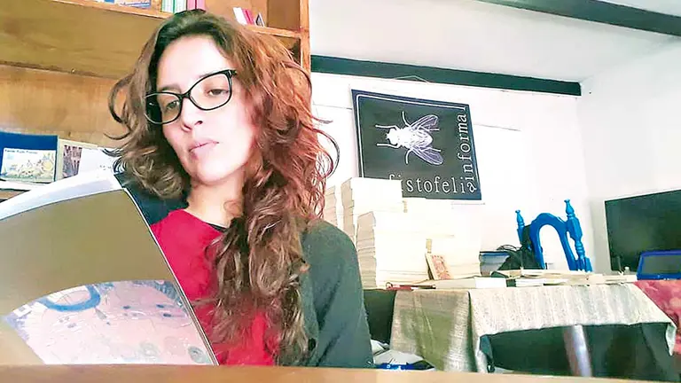 La editora Alejandra Carranza en los espacios de la librería de Mefistofelia. FACEBOOK