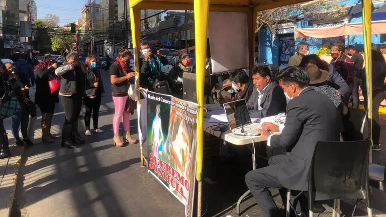 Los abogados de la v&iacute;ctima de feminicidio en una carpa en la calle Santa Mart&iacute;n, en la puerta del Tribunal Departamental de Justicia. Miguel Rojas.