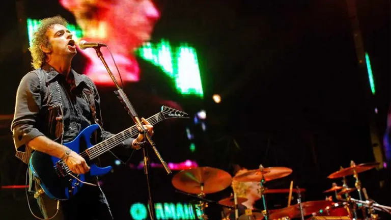 Fotograf&iacute;a tomada el 27 de noviembre de 2007 en la que se registr&oacute; al desaparecido vocalista de la banda argentina de rock Soda Stereo, Gustavo Cerati (i), junto al baterista del grupo, Charly Aberti, durante un concierto de la gira "Me ver&aacute;s volver", en Ciudad de Panam&aacute;. EFE