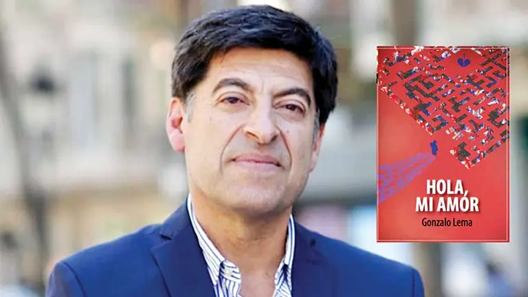 El escritor tarijeño Gonzalo Lema junto a la portada de &lsquo;Hola, mi amor&rsquo;, la más reciente obra que tiene a Santiago Blanco como protagonista. Obra disponible en Plural Editores. ARCHIVO