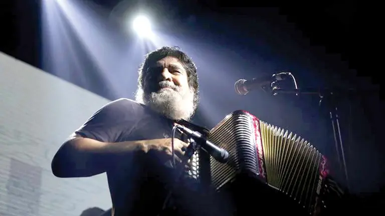 El músico Celso Piña, durante un concierto en 2018.  OMAR VEGA-GETTY IMAGES