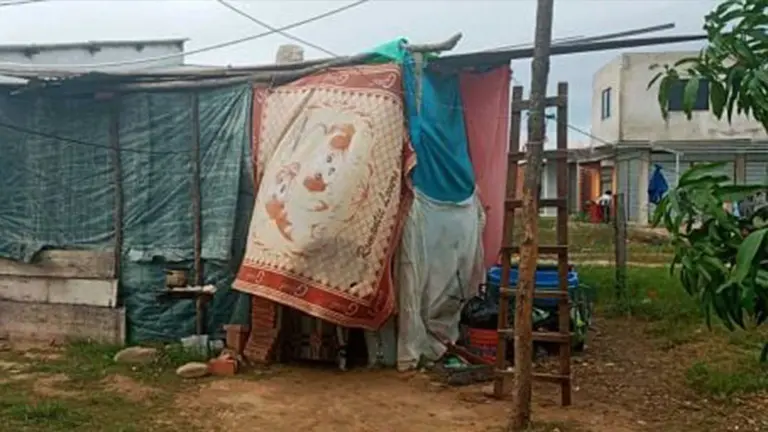 Estas son las condiciones en las que vive el polic&iacute;a Johnny con su familia en una vivienda improvisada. RRSS
