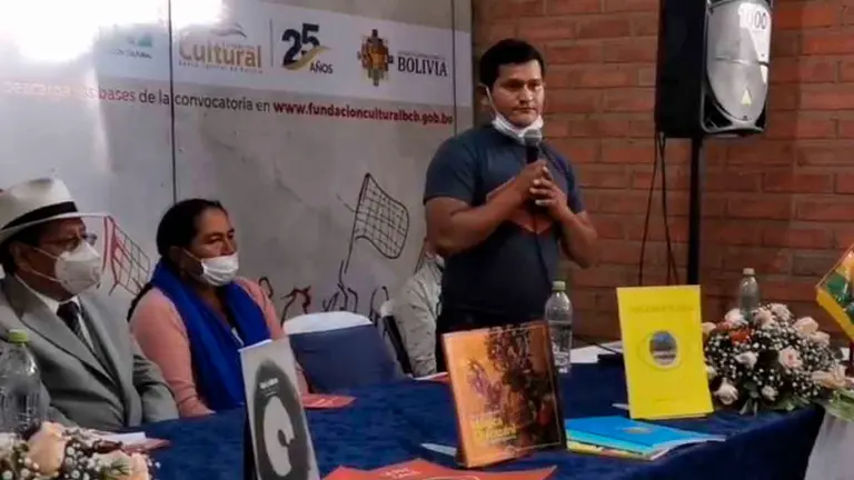 Ismael Marquina, el exsargento de la Polic&iacute;a en conferencia de prensa junto a directivos del FCBCB y dirigentes de El Morro. Captura OPINI&Oacute;N