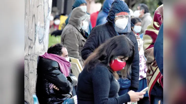 Un grupo de personas afronta las bajas temperaturas con ropa abrigada, mientras hace fila.     Dico Solís