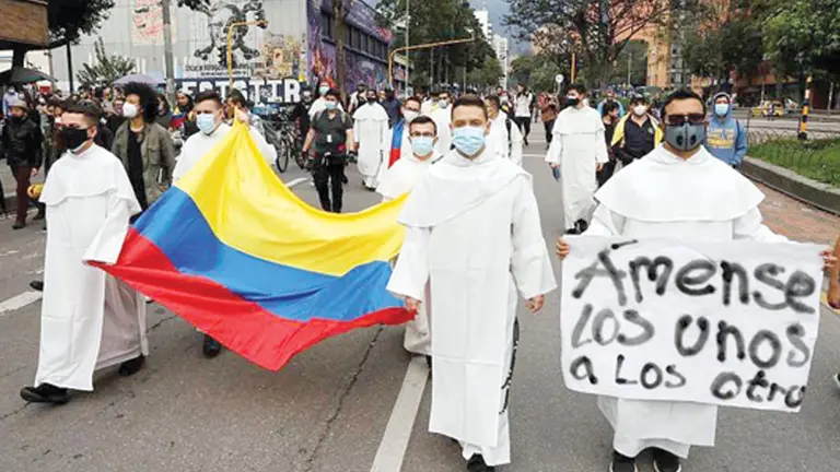Frailes se movilizan con banderas colombianas.    EFE