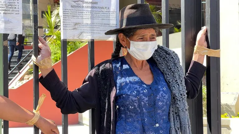 Pilar Reyes, madre de una v&iacute;ctima de feminicidio, se crucifica en puertas del Tribunal de Justicia. FOTO: Alejandro Orellana