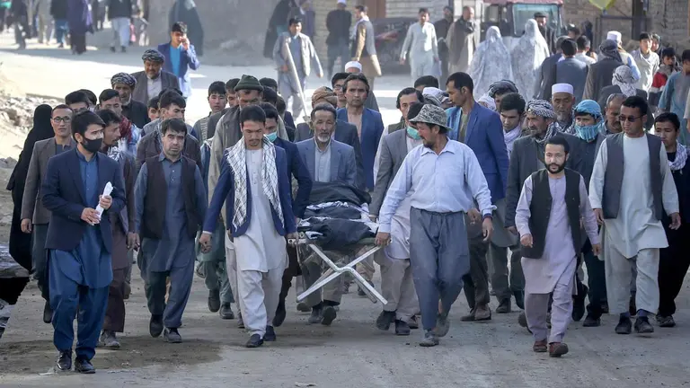 Aumentan a 50 los muertos en el atentado contra una escuela femenina en Kabul. EFE