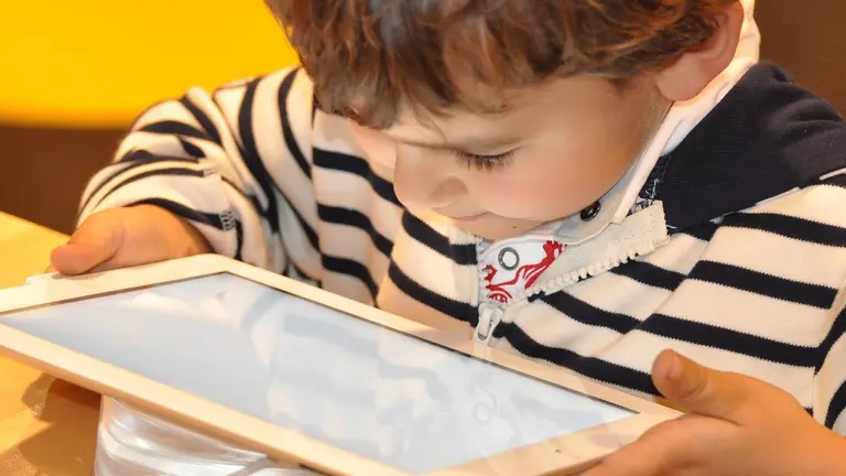 Imagen referencial de un ni&ntilde;o interactuando con una tablet. Pixabay