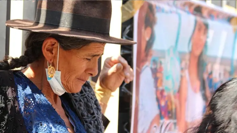 Pilar Reyes, madre de una víctima de feminicidio, se crucifica en puertas del Tribunal Departamental de Justicia exigiendo la captura del feminicida de su hija. FOTO- Alejandro Orellana
