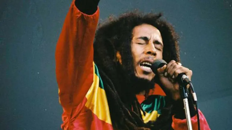 Bob Marley, en concierto en el Crystal Palace Bowl de Londres en 1980. / Pete Still/Redferns