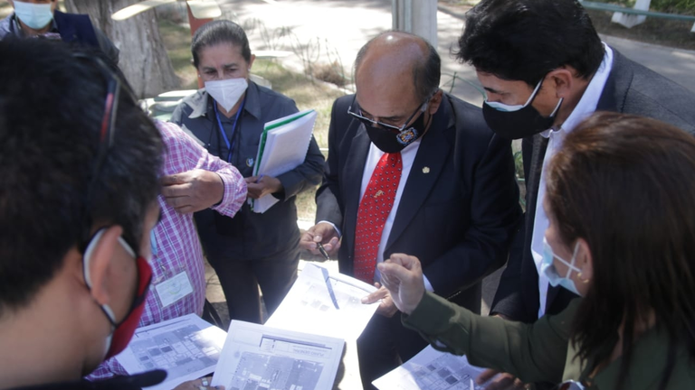 El secretario de Salud del municipio, An&iacute;bal Cruz, junto con representantes de Feicobol.