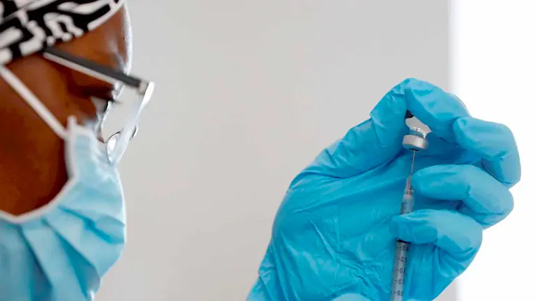 Una enfermera prepara una vacuna contra la COVID-19 de Pfizer. EFE