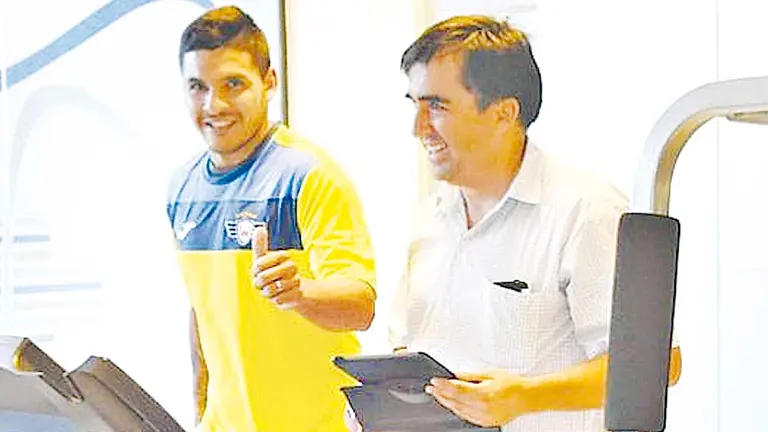Cristian Chávez (i), junto al médico Alex Antezana. OPINIÓN