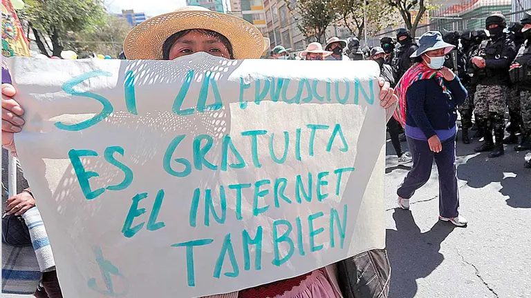 Multitudinaria marcha de padres de familia de la ciudad de El Alto. EFE