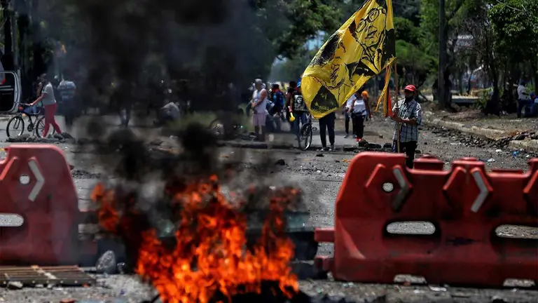 Fotograf&iacute;a fechada el 05 de mayo de 2021 que muestra a un grupo de manifestantes que bloquea una v&iacute;a durante una protesta realizada en Cali (Colombia). EFE