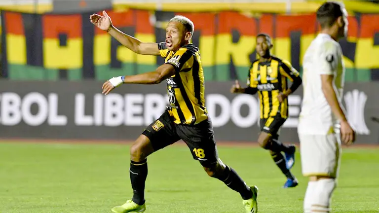 Jair Reinoso de The Strongest celebra tras anotar durante el partido de fútbol de la Copa Libertadores entre The Strongest y Barcelona SC en el Estadio Hernando Siles de La Paz. EFE