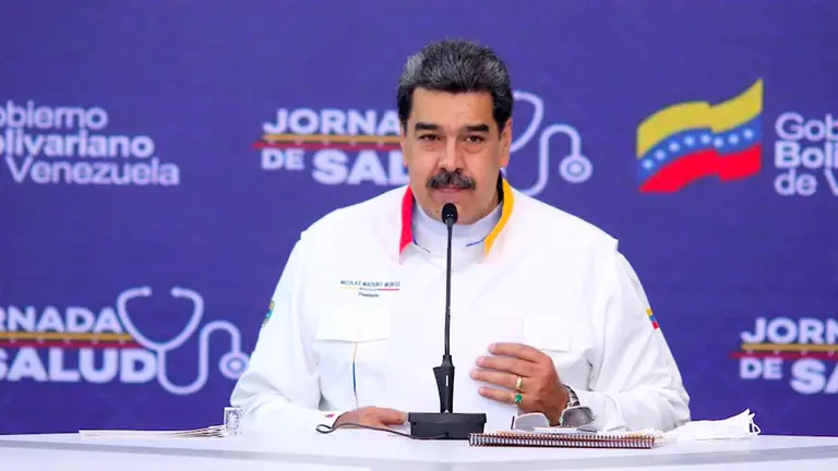 Fotografía cedida por Prensa Miraflores que muestra al presidente de Venezuela, Nicolás Maduro, durante una jornada de Salud hoy, en Caracas. EFE