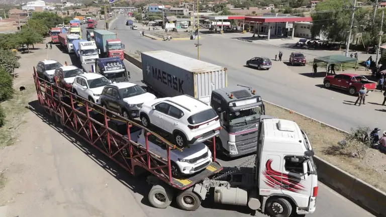 Transportistas bloquean en Suticollo. APG