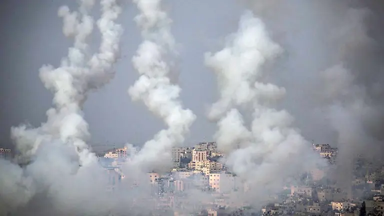 Cohetes disparados desde la franja Gaza vuelan hacia Israel. EFE