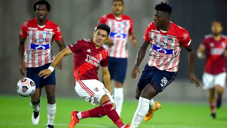 Dany Rosero (d) de Junior disputa un balón con Cristian Fontana de River Plate hoy, en un partido de la Copa Libertadores entre Junior y River Plate en Barranquilla. EFE