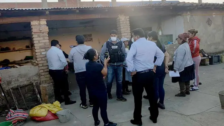Policía allana una vivienda en búsqueda del feminicida sentenciado. Cortesía David Flores