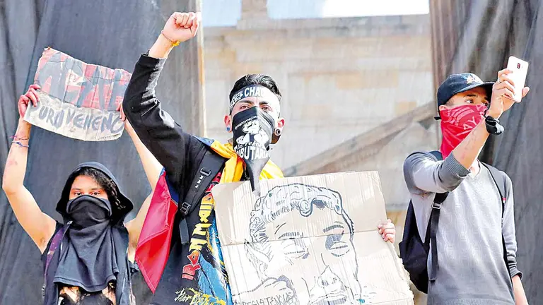 Manifestantes se reúnen en la céntrica Plaza de Bolívar en Bogotá, Colombia. EFE