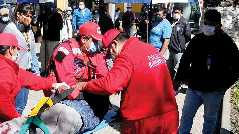 Bomberos trasladan en una camilla al adulto mayor que se descompensó. NOÉ PORTUGAL
