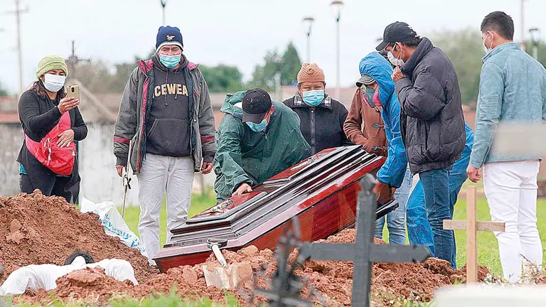 El entierro de un fallecido con COVID-19 en el cementerio de Santa Cruz. EFE