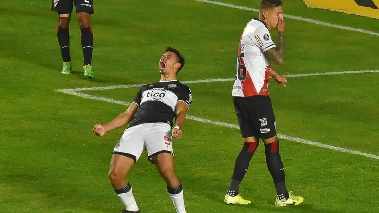 Jugador de Olimpia celebra la victoria ante el desconcierto del local. APG
