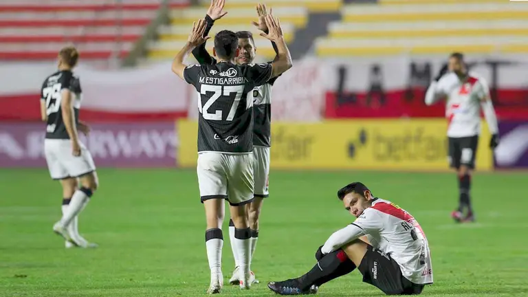 Jugadores de Olimpia celebran hoy, al final de un partido de la Copa Libertadores entre Always Ready y Olimpia en el estadio Hernando Siles en La Paz. EFE