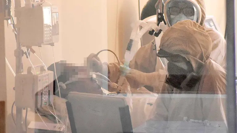 Foto referencial: Personal médico atiende a un paciente en terapia intensiva. DICO SOLÍS