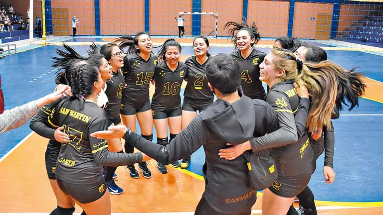Las jugadoras del plantel San Martín celebran el triunfo y título del certamen nacional. NOÉ PORTUGAL