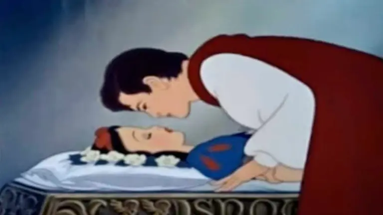 Escena del beso final en Blancanieves. Captura