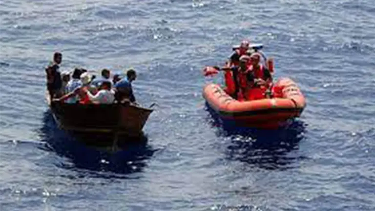 Imagen referencial de migrantes cubanos en el mar. EFE