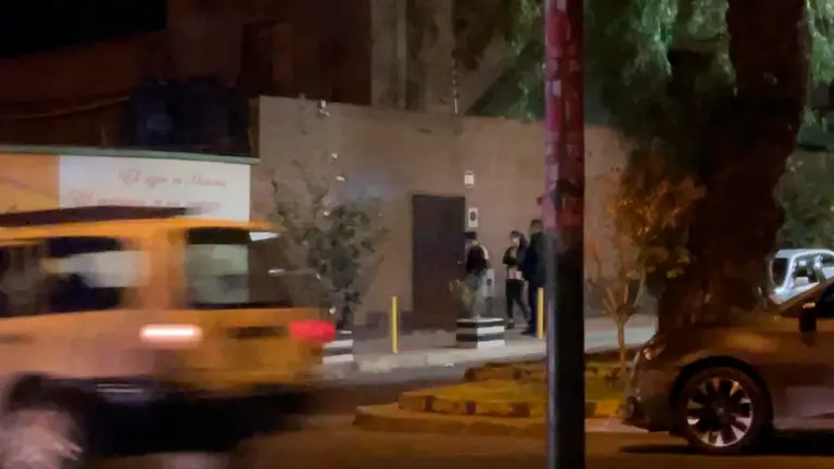 Personas ingresando a un local en inmediaciones de la avenida Am&eacute;rica. Captura OPINI&Oacute;N