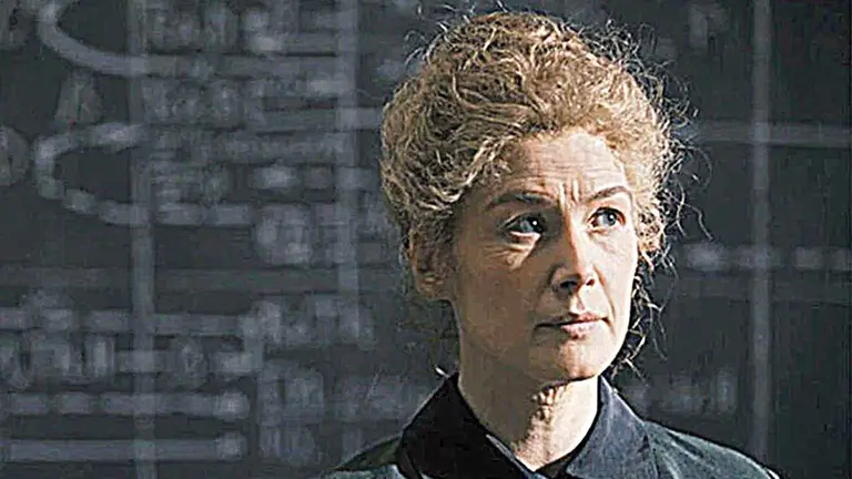 Rosamund Pike en la piel de la científica Madame Curie. NETFLIX