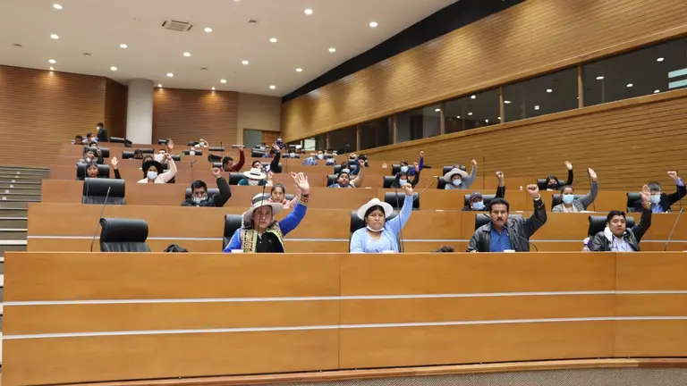 Foto de archivo muestra a varios asamble&iacute;stas en una sesi&oacute;n.