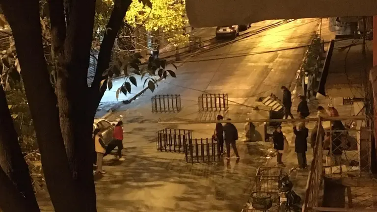 Varios comerciantes destruyen las jardineras en la calle San Mart&iacute;n, anoche.