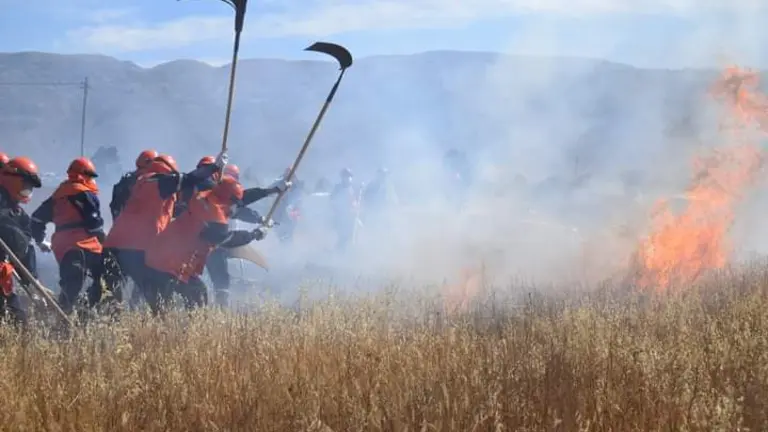 Personal de Sacaba sofocando un incendio durante la pr&aacute;ctica. GAMS